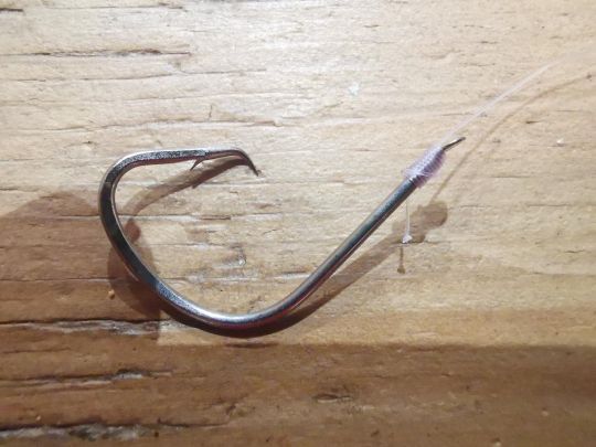 Lors du montage, veillez à toujours faire passer le fil devant la palette ou l'œillet de l'hameçon.