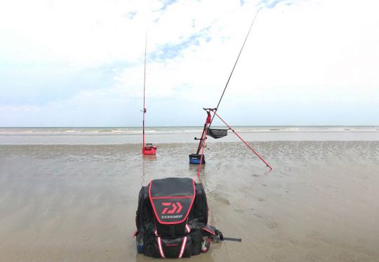 Which rod holder and luggage should you choose for surfcasting?