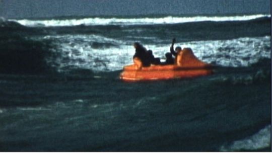 Alain Bombard lors de sa tentative de traversée de la barre d'Etel en 1958.