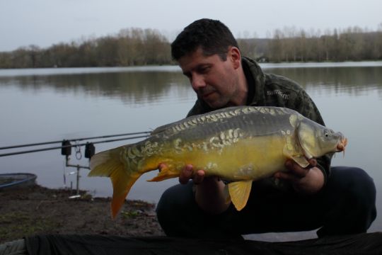Fishing with two rods on a station baited in advance for carp