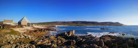 Le petit port de Goury, reconnaissable par l'abris du canot snsm.