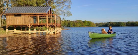 Une des maisons sur pilotis situées sur les berges de l'étang de la Ramade.