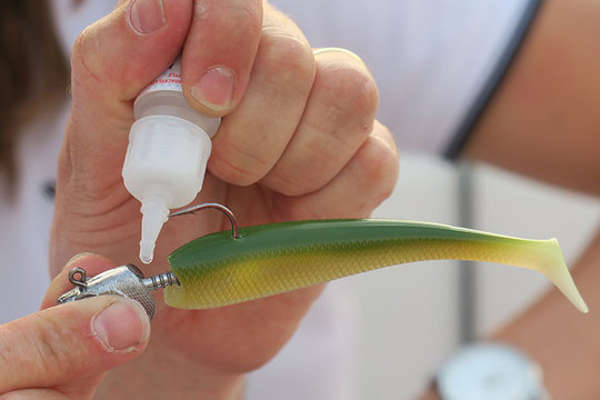 Un point de colle pour fixer le leurre sur la tête plombée