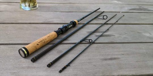 La canne travel est le modèle phare des pêcheurs assoiffés de voyage et d'aventure. Son faible encombrement la rend transportable dans n'importe quel bagage allant en soute.