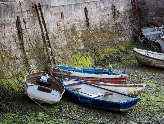 Dans les ports il est possible d'observer combien la différence de hauteur d'eau entre la marée haute et basse est parfois importante !