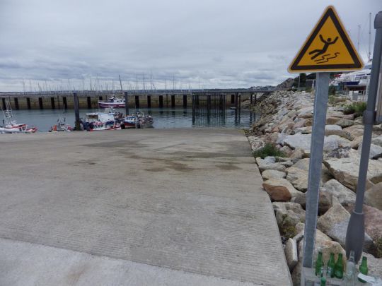 La cale, très large, permet la mise à l'eau de plusieurs bateaux simultanément.
