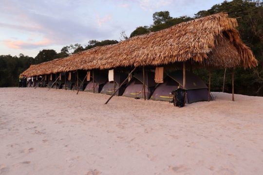 Camp de pêche sur le Rio Mataven, Colombie.