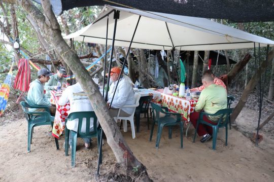 Les repas sont servis sur une table commune.