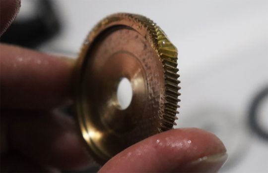 La roue de commande est une piÃ¨ce critique.