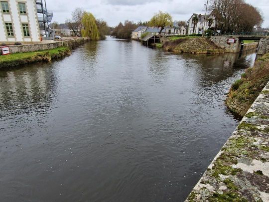 Dans un virage, le courant vient buter contre la berge extérieure. Le courant s'accélère et les berges se creusent