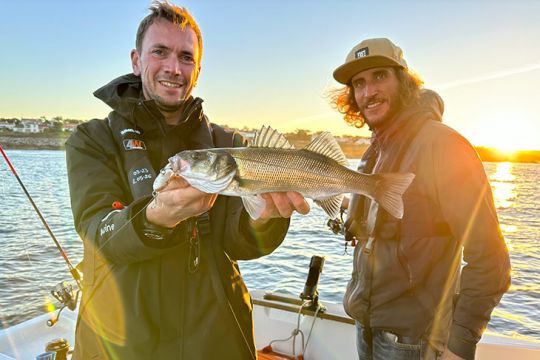 Les pêches en surface se pratiquent dans les roches près de la côte