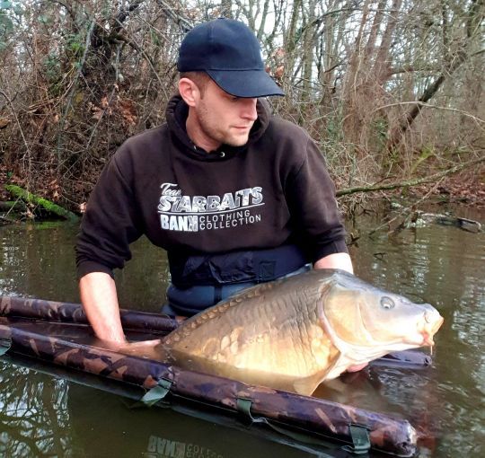 Floating storage bags for carp fishing