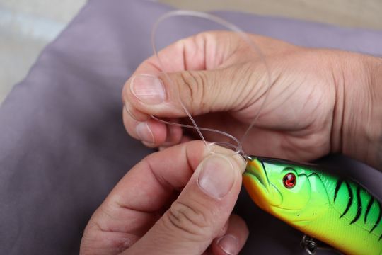 Perfection loop: a bow for large fluorocarbon curls