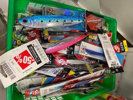 Profitez des bonnes affaires pour constituer votre boite à jigs.