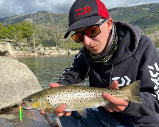 Adapting the color to the size of the lure for trout fishing