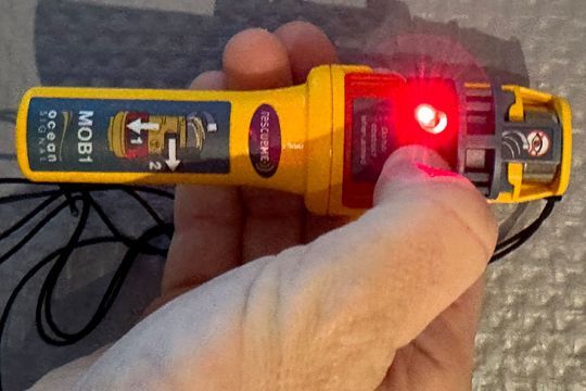 La balise clignote en rouge après avoir appuyé fortement sur T pendant 15 secondes