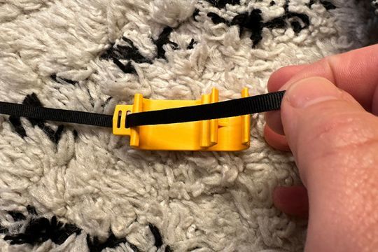 Fixation de la sangle sur le support : étape 1