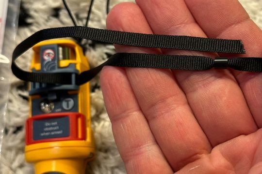 Le petit tube de serrage de la sangle