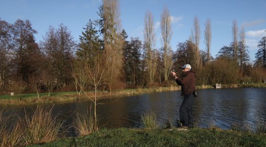 En réservoir, il faut parfois lancer loin pour atteindre les poissons qui se méfient des bordures