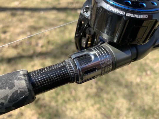 La bague du porte moulinet est chromée.