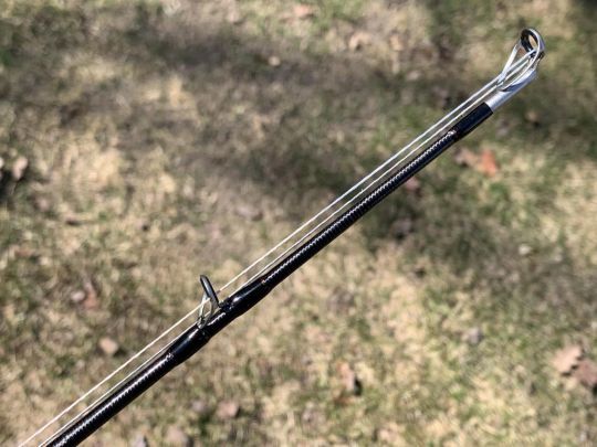 Tout est solide, du talon au scion.