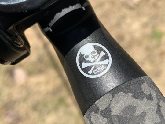 Le logo de Bone est facilement reconnaissable.