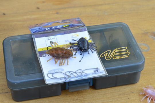 deux montage (par le nez et traversant) de leurre insecte