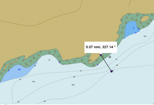 Carte marine montrant la proximité des lignes de sonde de 20 et 30 mètres par rapport au rivage. Cette configuration unique est l'une des explications de l'abondance du lieu jaune en Irlande
