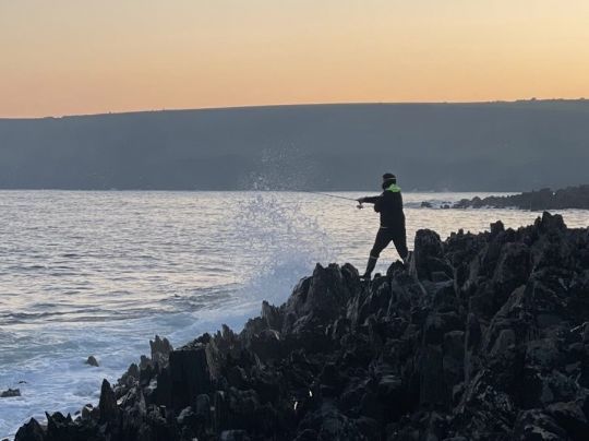 La longueur est un avantage pour lancer loin, mais aussi pour maîtriser au mieux les poissons lorsqu'ils arrivent au bord.