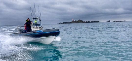 La pêche en bateau offre une grande liberté de déplacement. Il est simple de changer de zone si besoin.