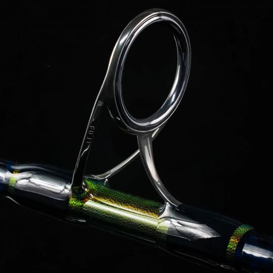 La signature de cette série réside dans la ligature du premier anneau, qui est identique sur toutes les cannes de la gamme.