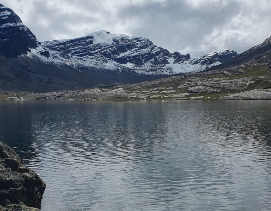Un petit lac à 4 700 m d'altitude
