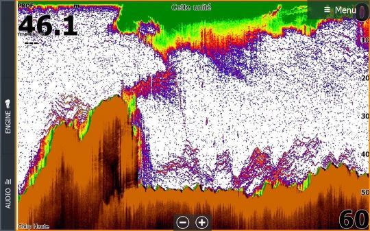 Sur cette image du sondeur Lowrance, on constate la présence de poissons juste derrière le tombant. Il faut bien maîtriser la descente du leurre : trop tôt et vous risquez de rester accroché au sommet de la roche ; trop tard et vous passerez à côté des poissons.