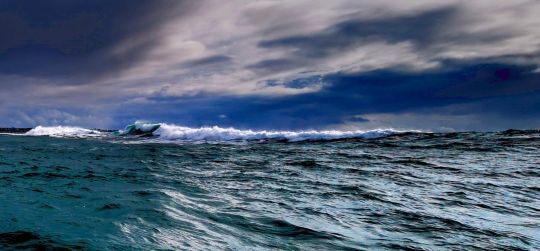 Ce genre de spot est une roche qui remonte très proche de la surface. La zone idéale pour pêcher le bar, mais aussi pour risquer de perdre du matériel. Il faudra adapter la technique pour limiter les risques.