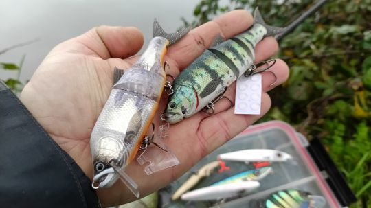 Adaptable d'un geste : avec ou sans bavette, ondulations fortes ou légères.