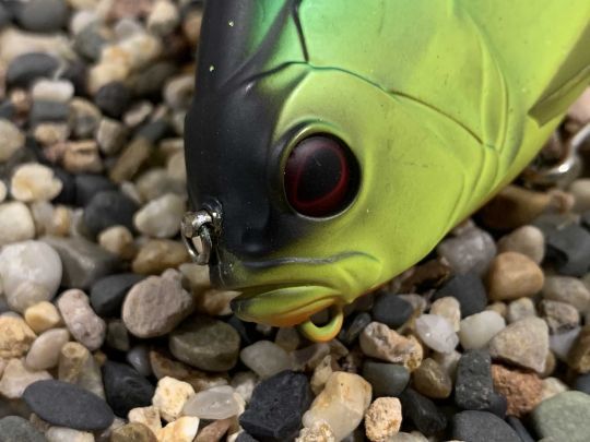 Un émerillon rolling permet de raccorder le leurre.