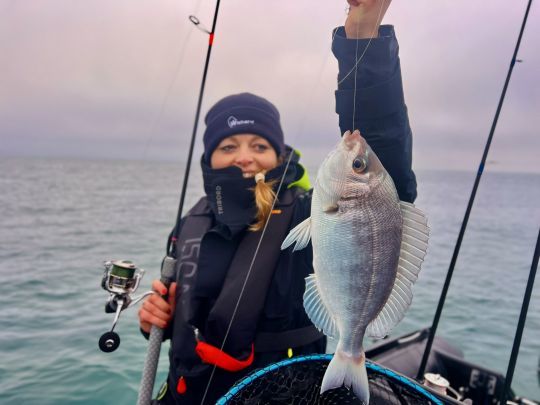 Une fois la technique maîtrisée, les touches s'enchaînent, pour le plus grand plaisir des pêcheurs et des pêcheuses.