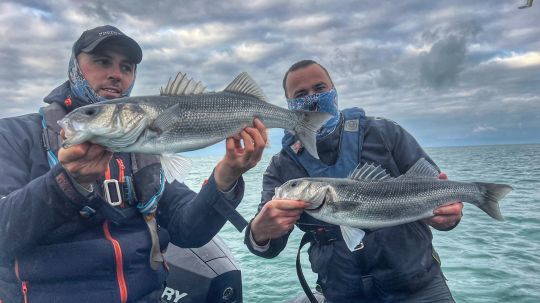 Variez les techniques lorsque vous êtes plusieurs pêcheurs à bord.