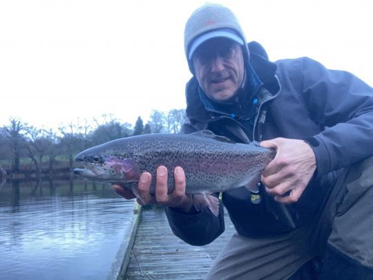 Première truite de la journée au 5ème lancer sur un streamer noir en intermédiaire