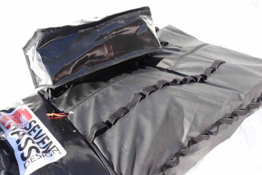 Les 4 bandes MOLLE donnent des points d'accroche.