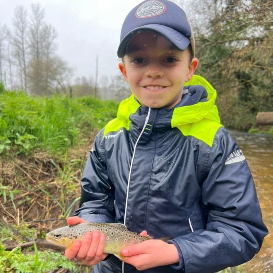 Ce sourire en dit long : de la fierté, de la passion et déjà un sacré coup de main ! Bravo à ce jeune pêcheur pour ses magnifiques premières truites de la saison.