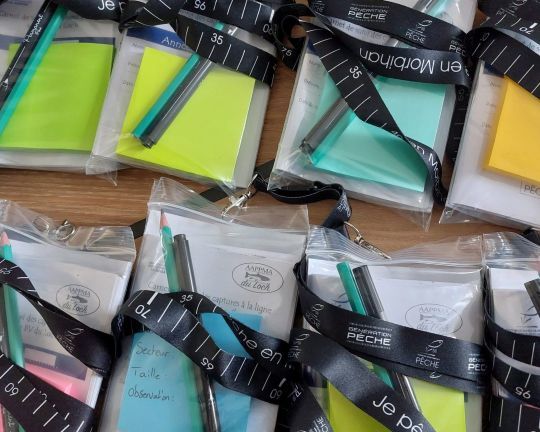 L'AAPPMA du Loc'h en Bretagne distribue à ses pêcheurs, avec la fédération de pêche du Morbihan des kits avec carnets de capture, mètre mesureur et la procédure pour un prélèvement d'écailles.