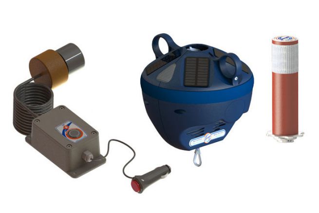 On the left, the remote control, the Go!Up buoy and its visual indicator on the right