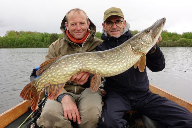 Pike fishing : the pond of Chancelade, a wind of Ireland in the country of volcanoes !