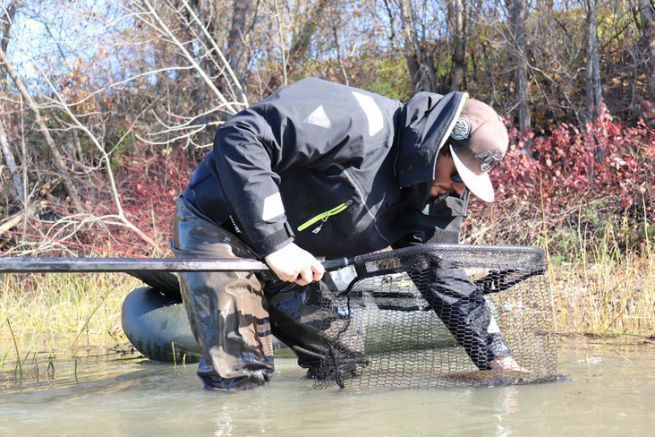 Winter fishing with a float tube requires good protection.