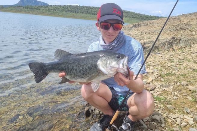 Tracking black bass in Spain, the large lakes of dam reserve beautiful surprises