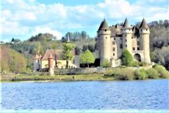 Lake of Bort-les-Orgues and the castle of Val