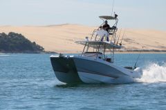 Garnet Offshore 300 HT Fly, an outboard catamaran for sport fishing