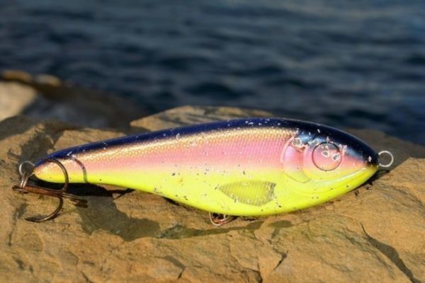 How do I know if the hooks on a lure need to be changed?