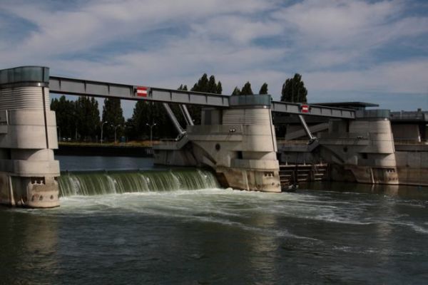 Dams, weirs, priority spots in the river